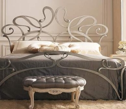 красивая белая кованая кровать