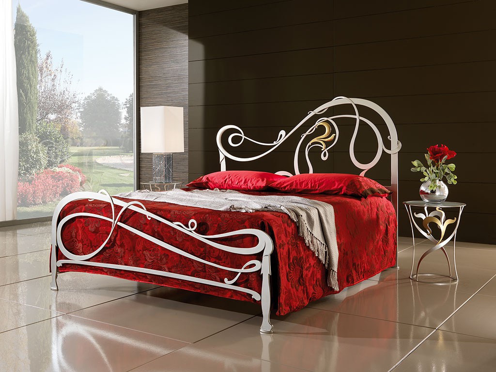 Красивая кованая кровать