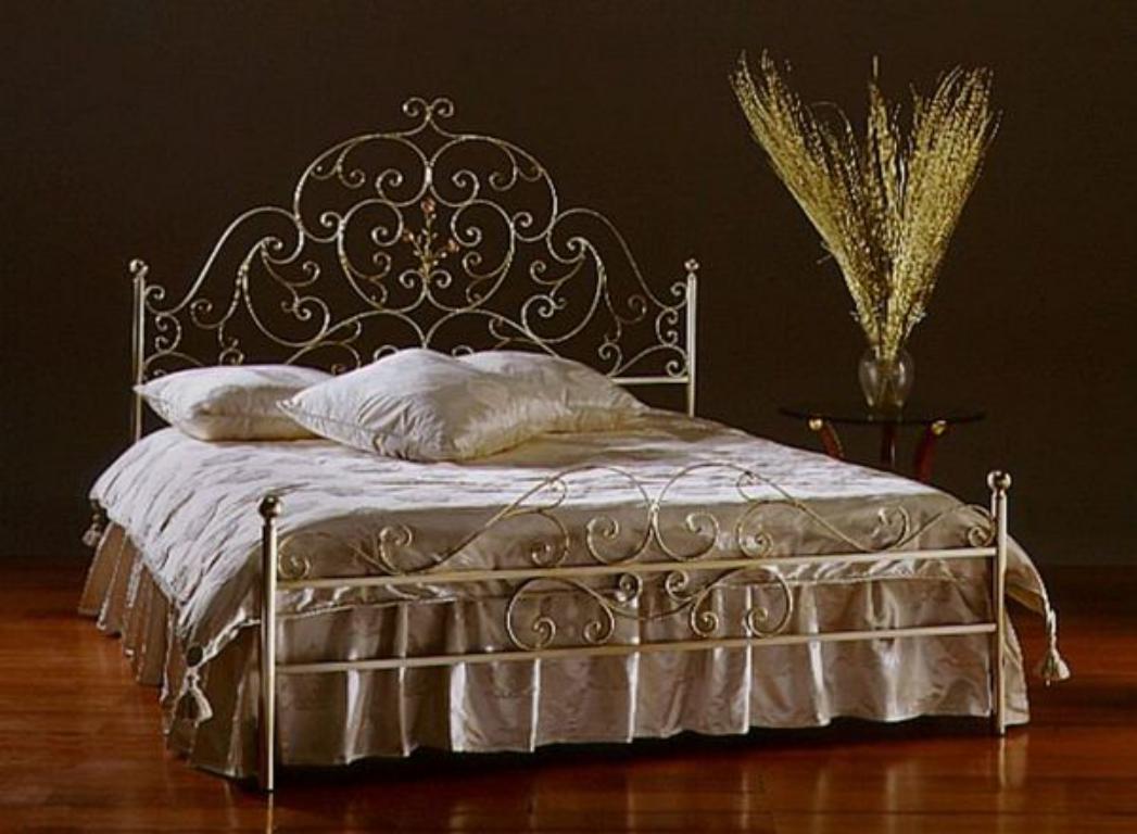 красивая кованая кровать